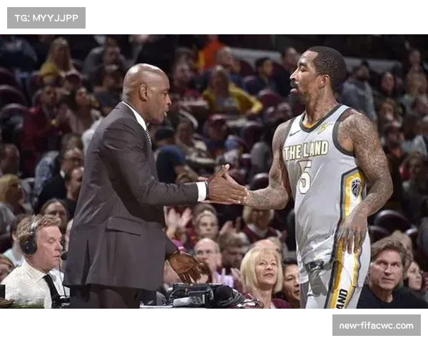 国王队妈妈助威团客场助阵，球队氛围成取胜因素