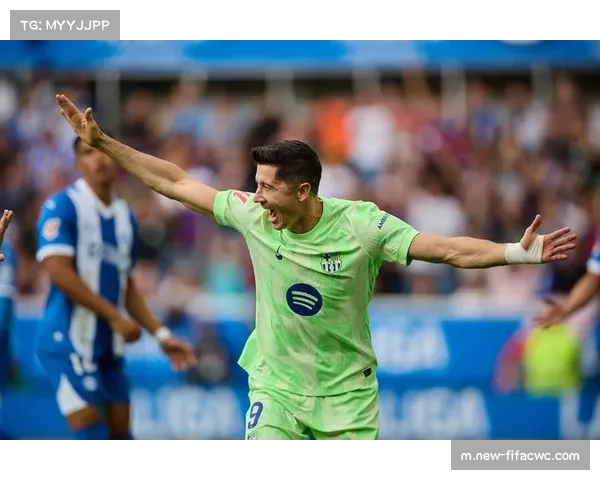 巴萨锋线莱万戴面具复出 保护性出战策略引发关注